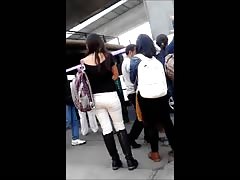 EN LA PARADA DE UTOBUS